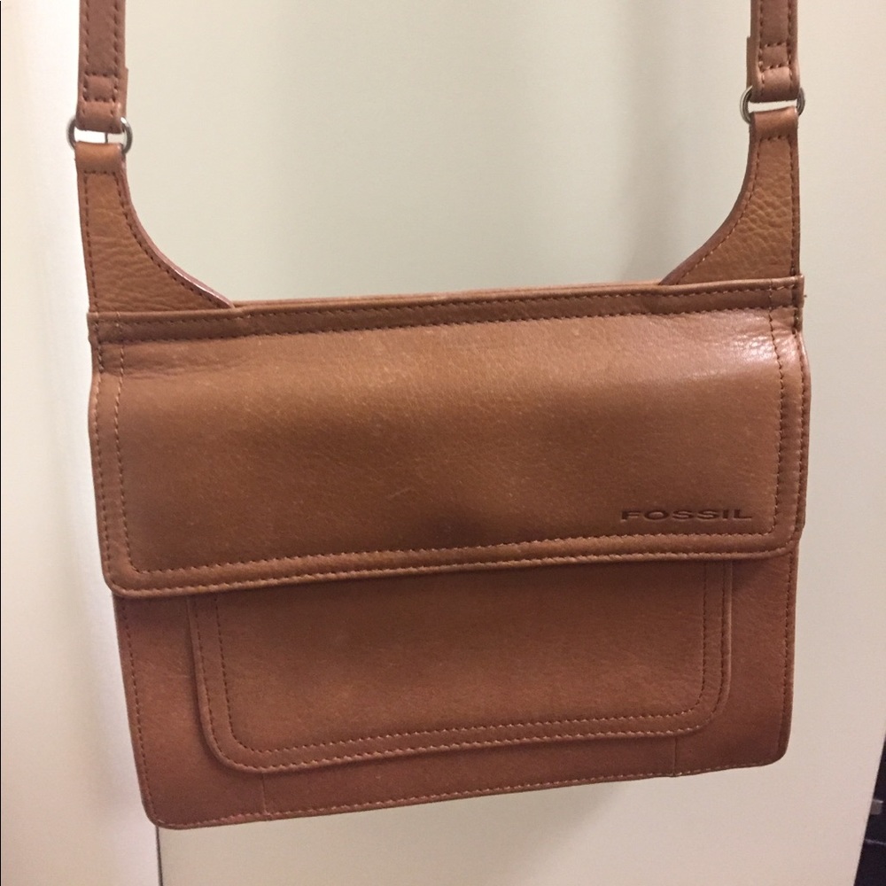 Fossil cross body. Leather.